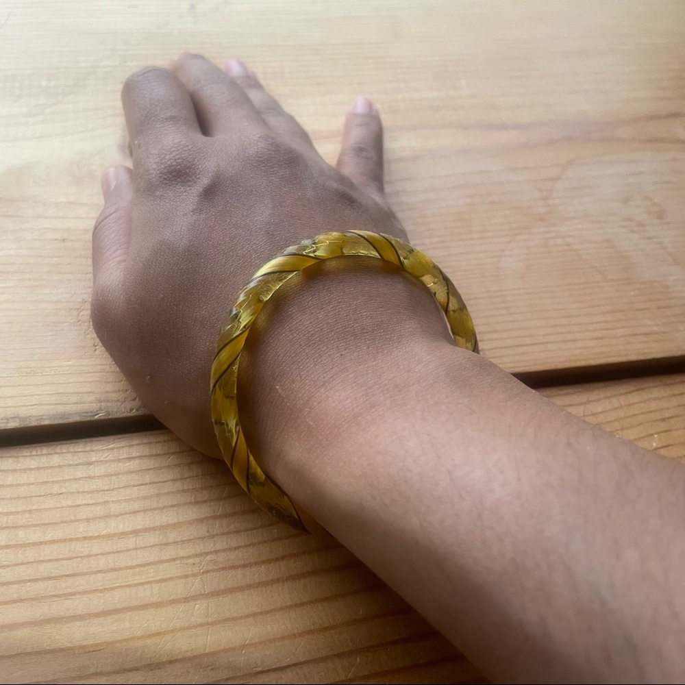 Vintage yellow glass ribbon bangle bracelet